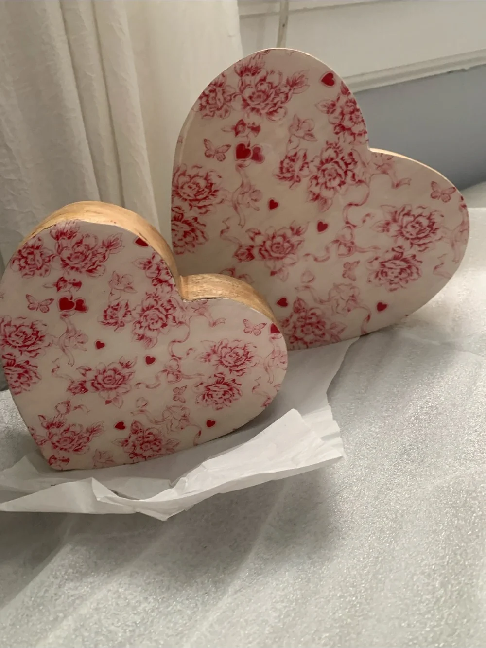 🆕- RACHEL ZOE SET OF TWO FLORAL WOODEN HEARTS